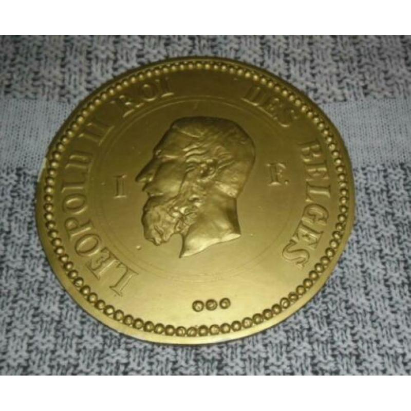 Grote gipsen munt Leopold II echt apart...even zien!!!