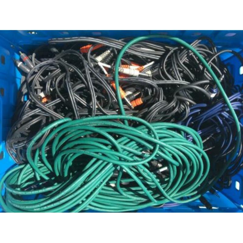 Partij professionele audio kabels en patch panel
