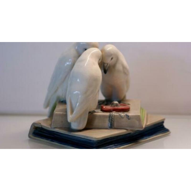 Wiener Werkstatte inktpot met drie vogels op boeken.