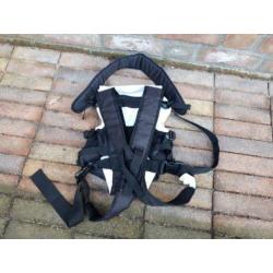 te koop zwarte chicco draagzak + slabbertje 3.5 tot 9 kilo