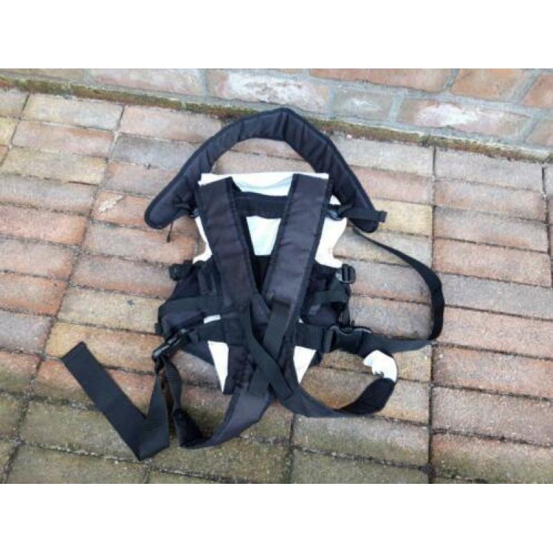 te koop zwarte chicco draagzak + slabbertje 3.5 tot 9 kilo