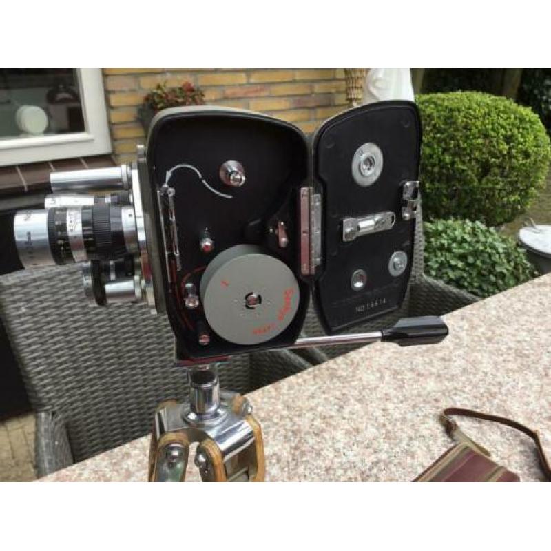 8mm Sankyo 8-r camera op houten driepoot met accessoires
