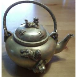 China miao zilveren theepot met kinderen en gesigneerd