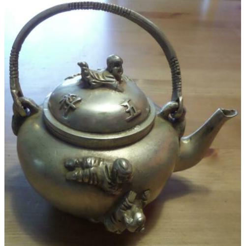 China miao zilveren theepot met kinderen en gesigneerd