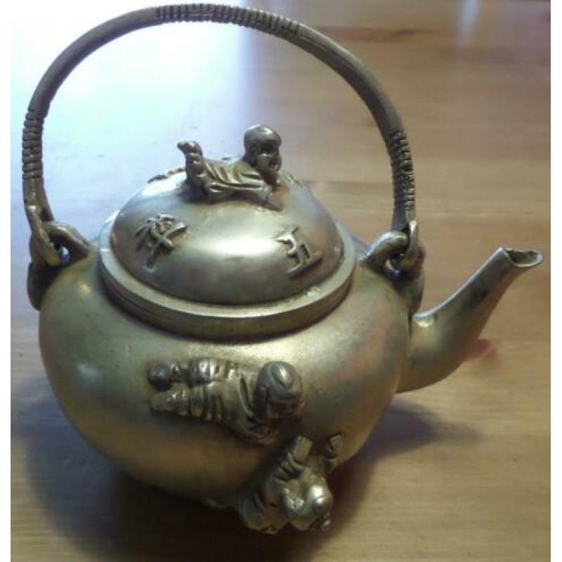 China miao zilveren theepot met kinderen en gesigneerd
