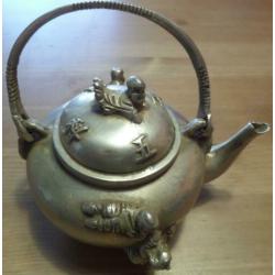 China miao zilveren theepot met kinderen en gesigneerd