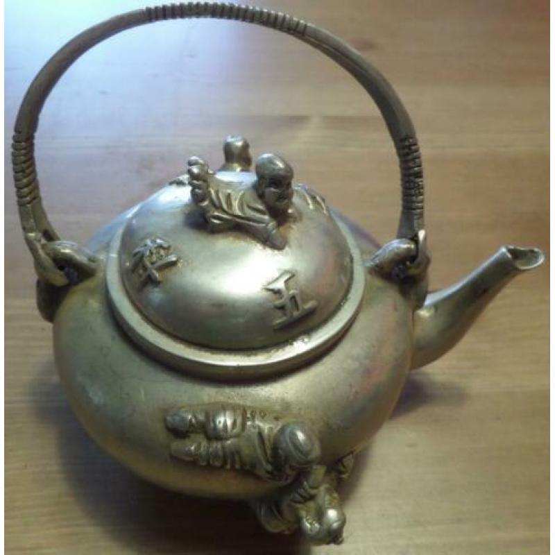 China miao zilveren theepot met kinderen en gesigneerd