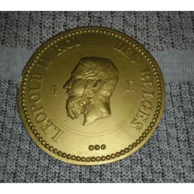 Grote gipsen munt Leopold II echt apart...even zien!!!
