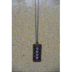 Zilverkleurige ketting hanger ingelegde steentjes roze blauw