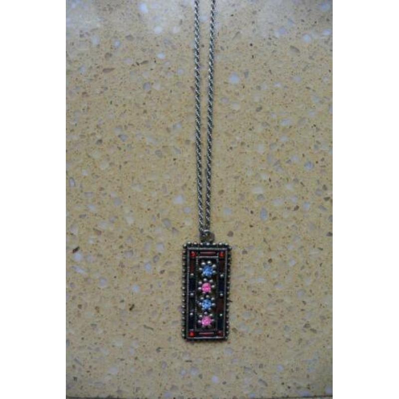 Zilverkleurige ketting hanger ingelegde steentjes roze blauw