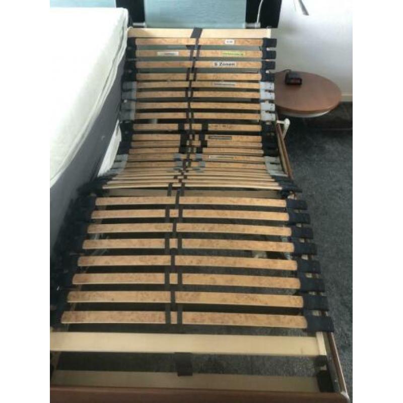 Modern 2 persoons bed met elektrische 5 zone lattenbodems