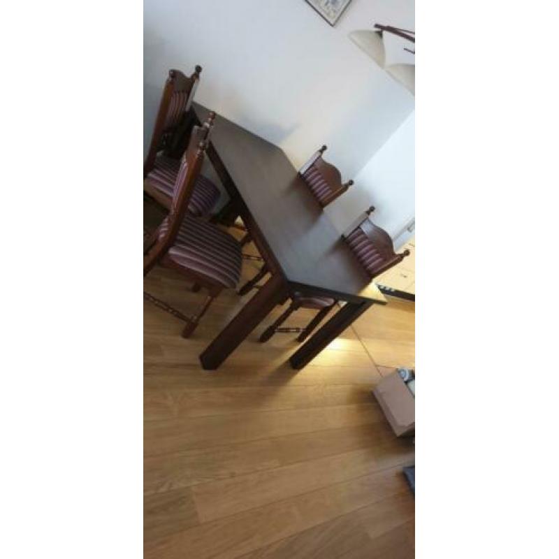 Nette tafel en stoelen