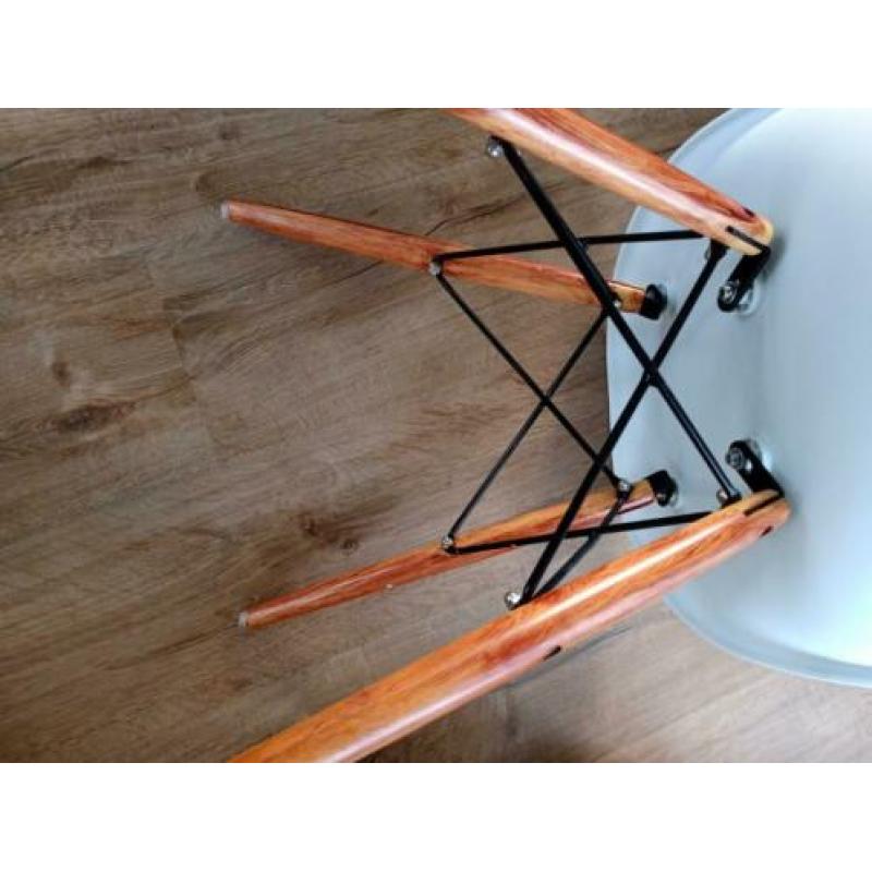 4 moderne eetkamerstoelen.