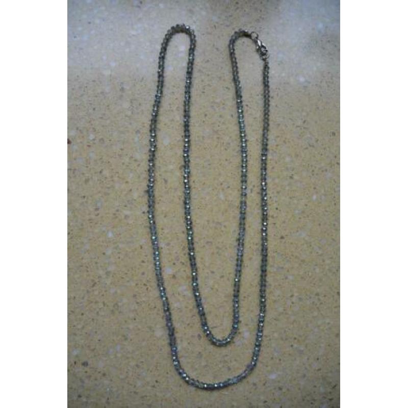 Zilverkleurige ketting hanger ingelegde steentjes roze blauw