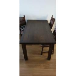 Nette tafel en stoelen