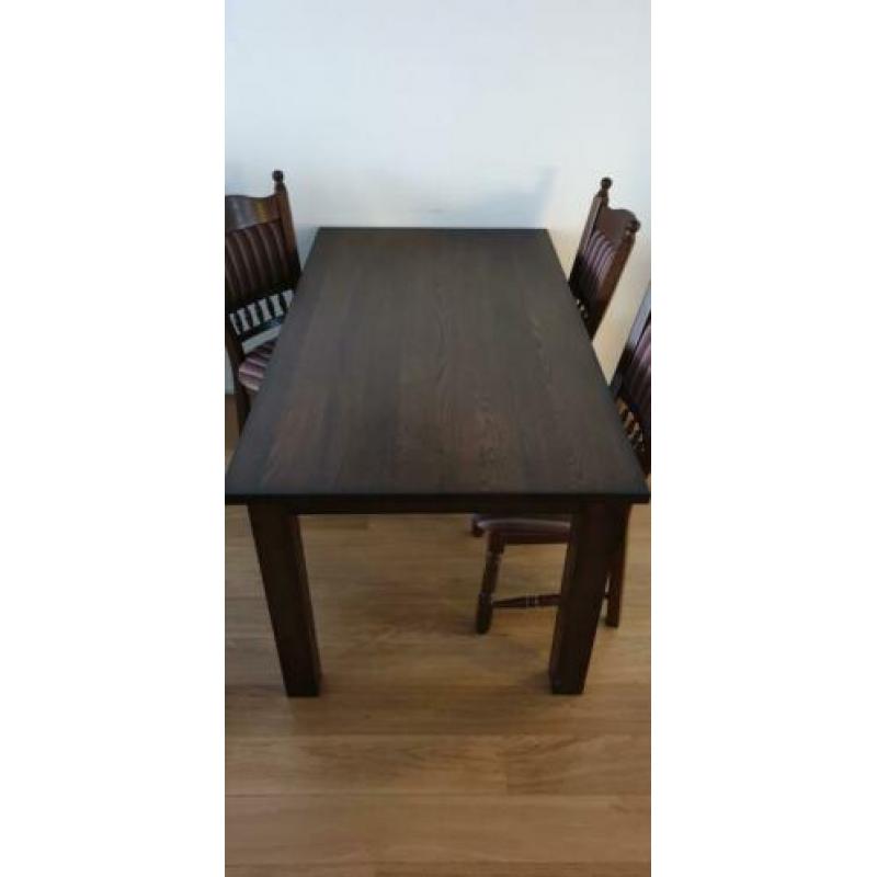 Nette tafel en stoelen
