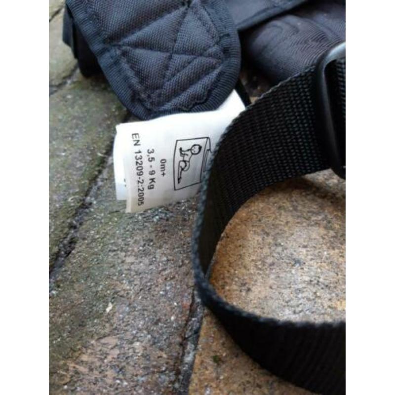 te koop zwarte chicco draagzak + slabbertje 3.5 tot 9 kilo