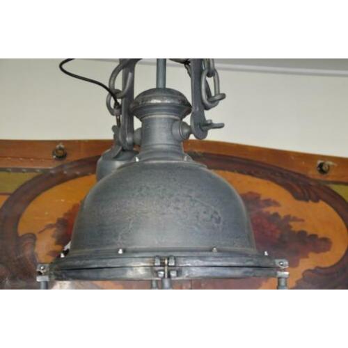 Grote robuuste industriële hanglamp.