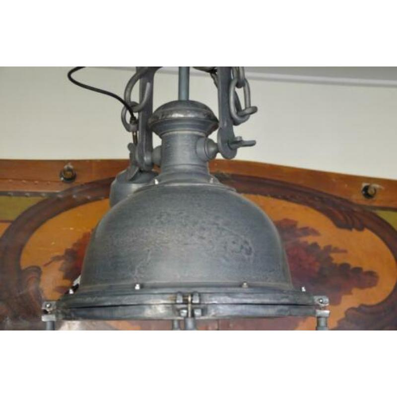 Grote robuuste industriële hanglamp.