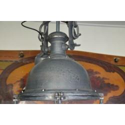 Grote robuuste industriële hanglamp.