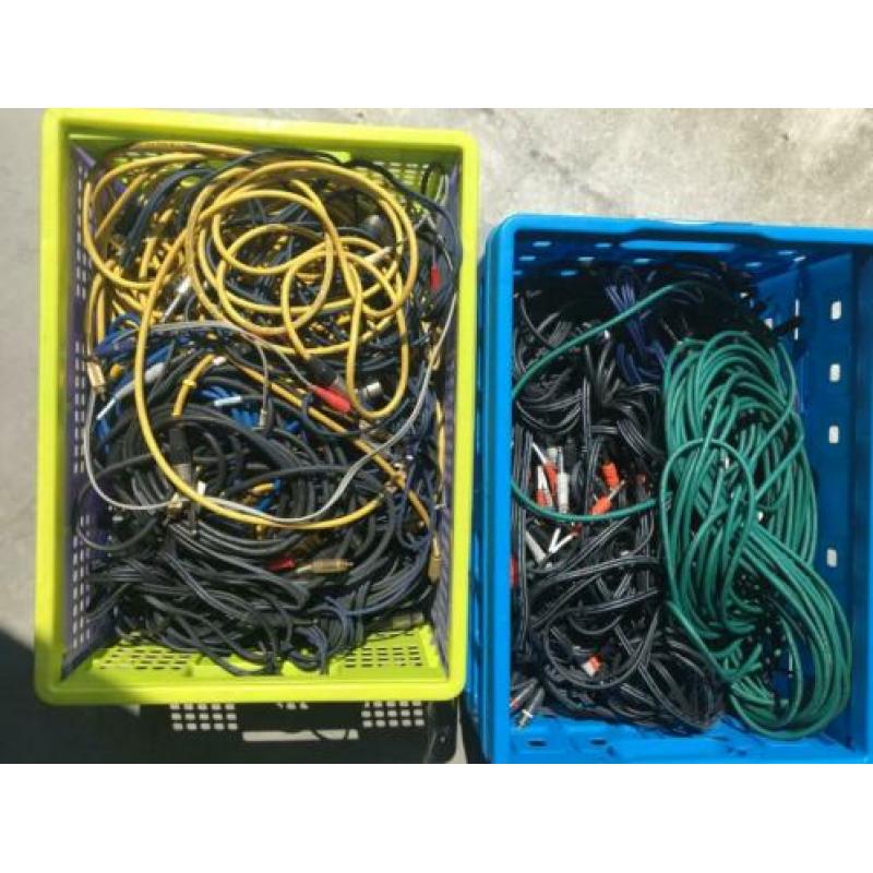 Partij professionele audio kabels en patch panel