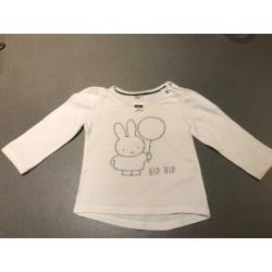 Meisje: 4-tshirts en 1 longsleeve maat 80