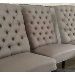 Vier nette gecapitonneerde eetkamerstoelen Taupe kleur