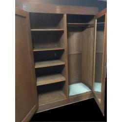 antieke kast, kleding kast, antiek onderdeel van slaapkamer