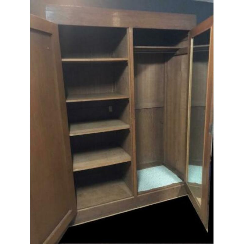 antieke kast, kleding kast, antiek onderdeel van slaapkamer