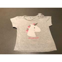 Meisje: 4-tshirts en 1 longsleeve maat 80