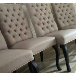 Vier nette gecapitonneerde eetkamerstoelen Taupe kleur