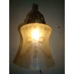 Antieke Wandlamp met geëtste kap van iriserend glas