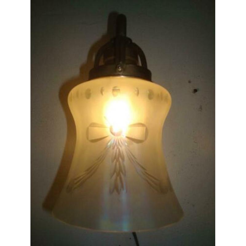 Antieke Wandlamp met geëtste kap van iriserend glas