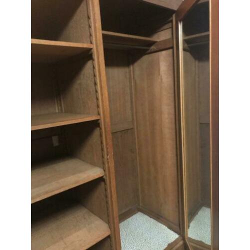 antieke kast, kleding kast, antiek onderdeel van slaapkamer