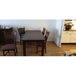 Nette tafel en stoelen