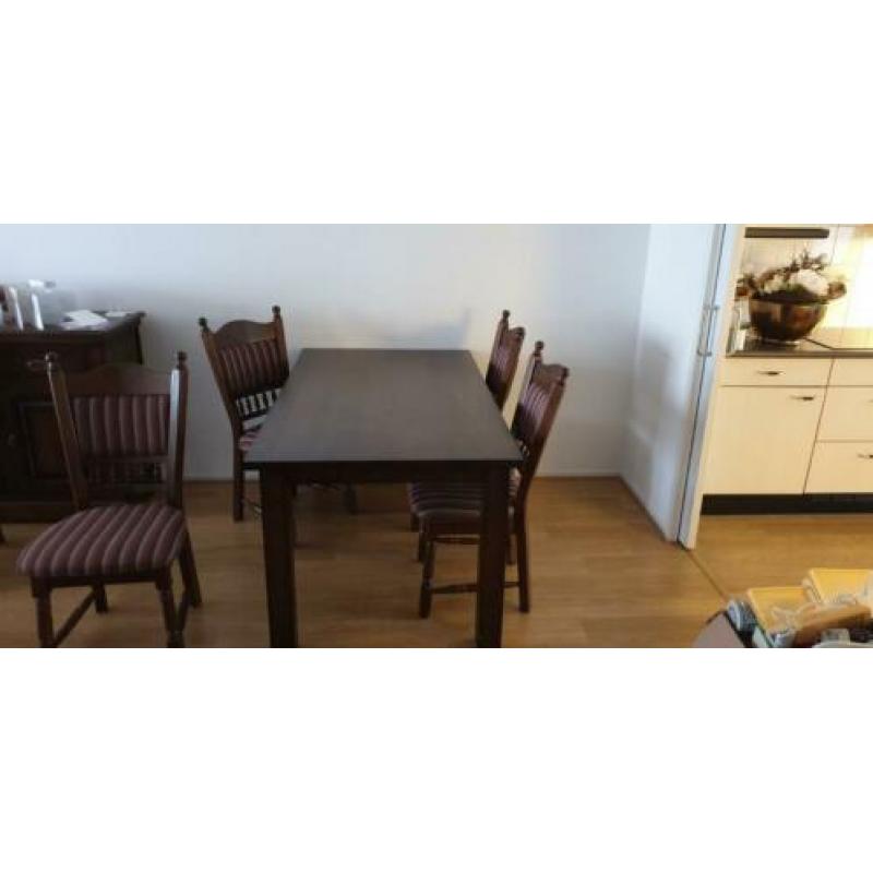 Nette tafel en stoelen