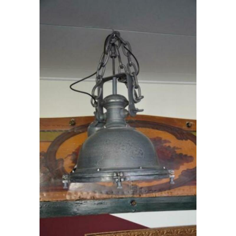 Grote robuuste industriële hanglamp.