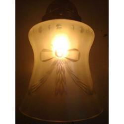 Antieke Wandlamp met geëtste kap van iriserend glas