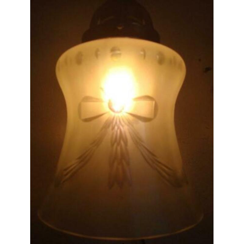Antieke Wandlamp met geëtste kap van iriserend glas