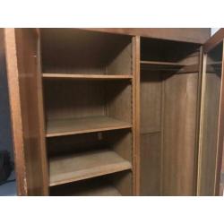 antieke kast, kleding kast, antiek onderdeel van slaapkamer