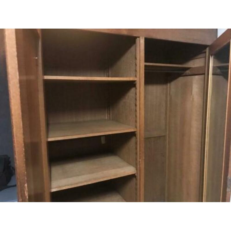 antieke kast, kleding kast, antiek onderdeel van slaapkamer