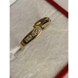 18 krt.geel gouden ring met 4 diamanten