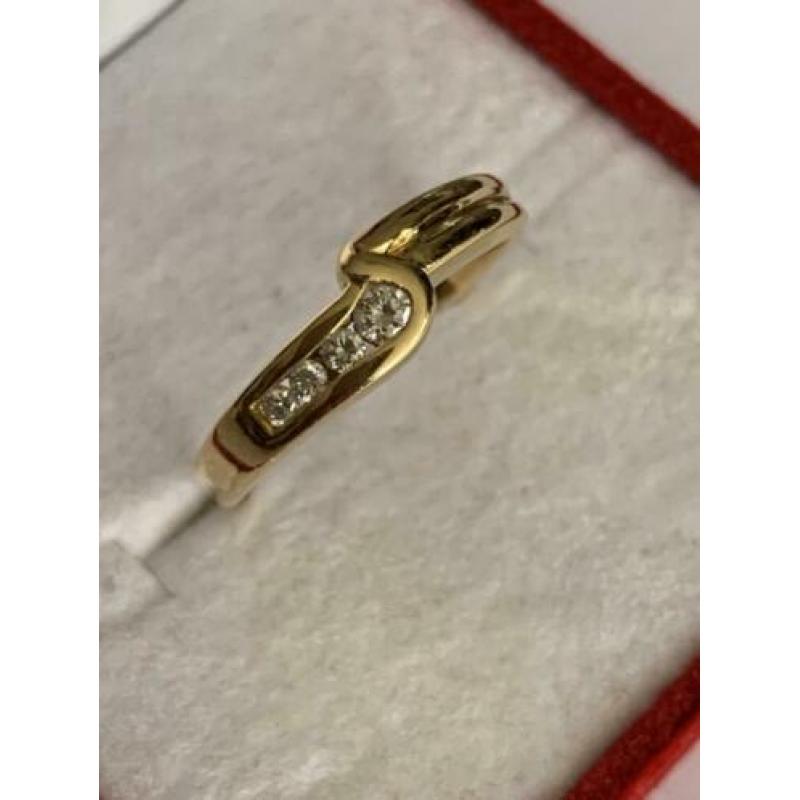 18 krt.geel gouden ring met 4 diamanten