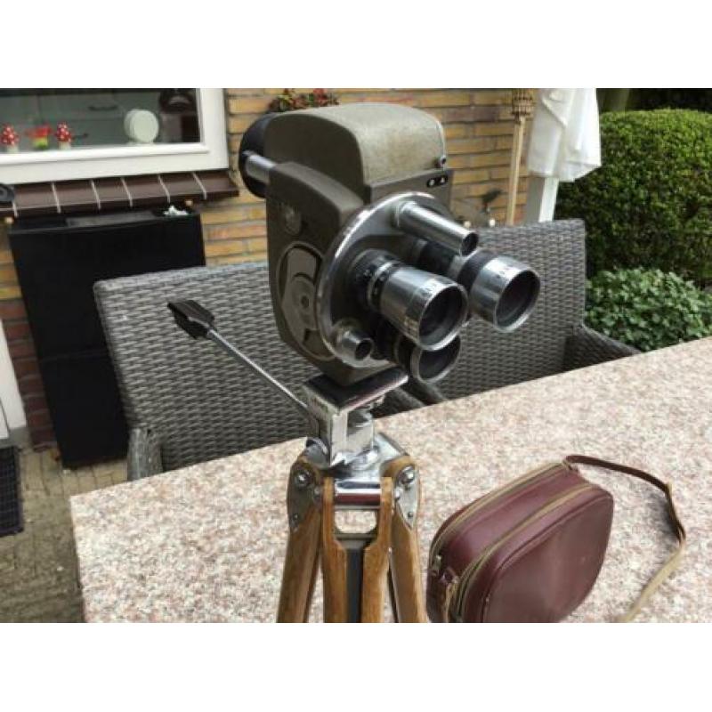 8mm Sankyo 8-r camera op houten driepoot met accessoires