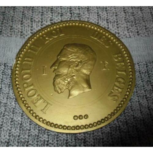 Grote gipsen munt Leopold II echt apart...even zien!!!