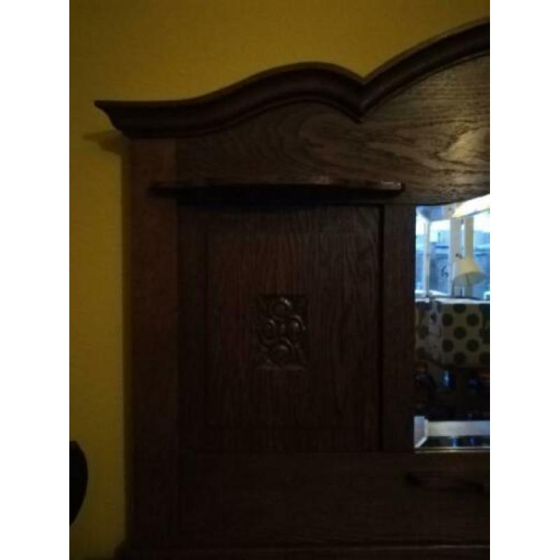 Donker houten dressoir met afneembare spiegel
