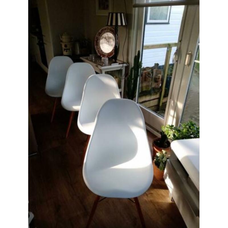 4 moderne eetkamerstoelen.