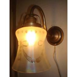 Antieke Wandlamp met geëtste kap van iriserend glas