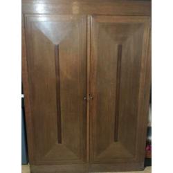 antieke kast, kleding kast, antiek onderdeel van slaapkamer