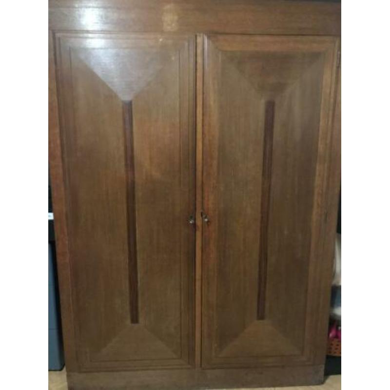 antieke kast, kleding kast, antiek onderdeel van slaapkamer